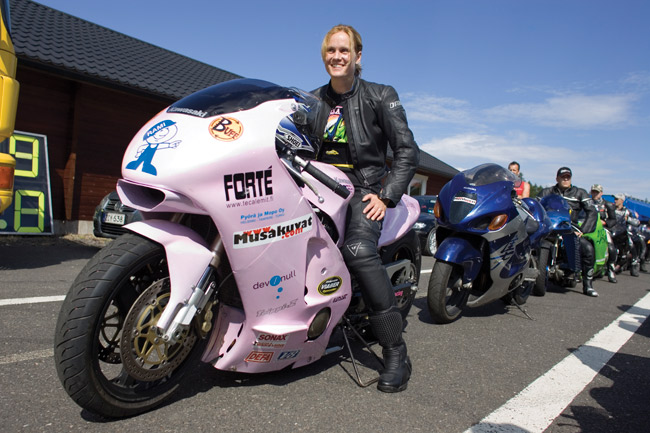 Lähtöä odotellessa
Avainsanat: Alastaro Drag Racing Musakuvat sponsorit ennen lähtöä naiskuljettaja kilpa-ajaja pro street bike