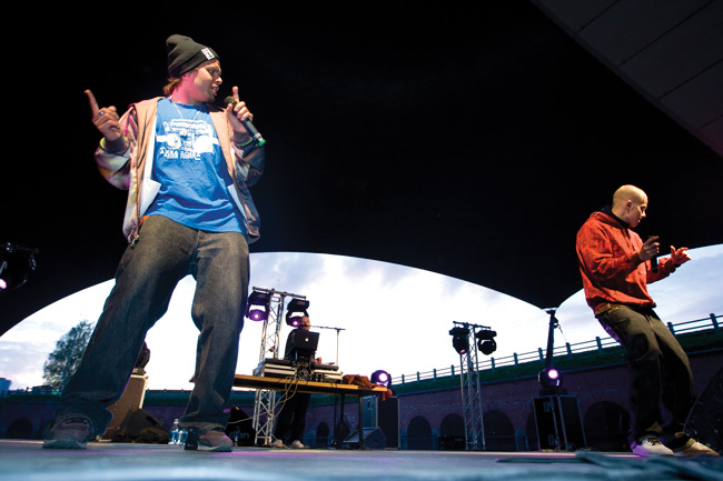 Elastinen ja Timo Pieni Huijaus tanssin pyöteissä
Hamina Bastion 2008
Avainsanat: Elastinen rap Kimmo Ilpo Juhani Laiho Rähinä Records toimitusjohtaja Fintelligens Timo Pieni Huijaus Hamina Bastion katos Spring fest