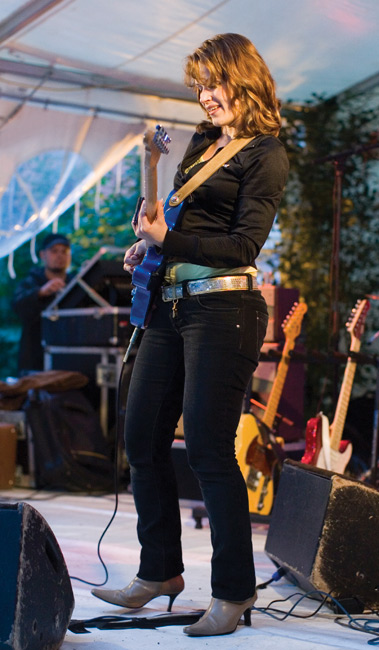 Erja Lyytinen
Kairon pihateltta, Kotka 2007.
Avainsanat: Erja Lyytinen Blues Kotkan Meripäivät kaunis nainen seksikäs Kairo iloisesti bluesia vinguttaa slide-putki