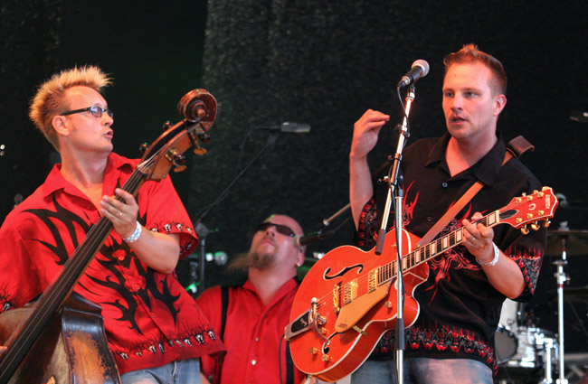 Näin se menee!
Francine näyttää shown mallia, Hamina 2005.
Avainsanat: Francine Pete Salomaa Tude Usvaala Ana Kukkola show rockabilly rock esiintyä riehua