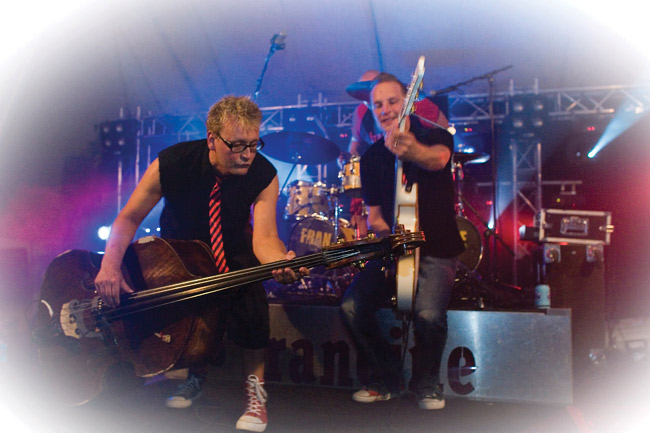 King for a day
Avainsanat: Francine Ana Kukkola Pete Salomaa rockabilly rock'n'roll läskibasso pystybasso näyttävä show
