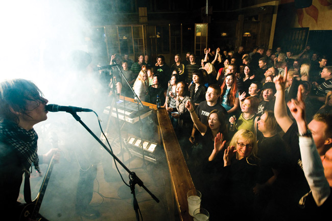 Happoradio tykittää
Amarillo, Kotka 2008.
Avainsanat: Happoradio Amarillo Sokos Kotka Aki Tykki AH Haapasalo Che Guevara yleisö tytöt fanit