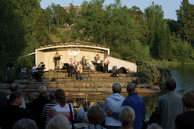 Ulkoilmakonsertti Sapokassa
Jukka Kuoppamäki Junnun lauluseuran solistina, Kotka 2009.
Avainsanat: Jukka Kuoppamäki Junnun lauluseura Juha Vainio Sapokka vesipuisto puistokosertti Sininen ja valkoinen