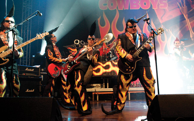 Kitarasankareita
Timi, Sakke, Pauli ja Tuomas Uusitalo, Leningrad Cowboys 2007.
Avainsanat: Leningrad Cowboys Timi Sakke Järvenpää Tuomas Uusitalo Pauli kitarasankarit kitaristit sähkökitara tötterötukka