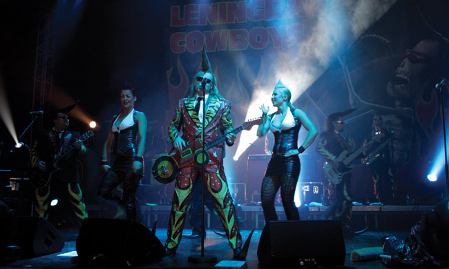 Sinisessä valossa
Avainsanat: Leningrad Cowboys Richard Johnson Anna Sainila Maria Tuomas Uusitalo tötteröpää hiukset kouvola jäähalli gasoa kurkkuun juoda bensaa sinisessä valossa