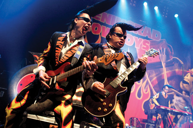 Tarkoituksena pitää hauskaa
Kitaristit Pauli ja Tuomas
Avainsanat: Leningrad Cowboys kitaristit Pauli Tuomas Uusitalo tötterötukka etutukka pitkät hiukset 