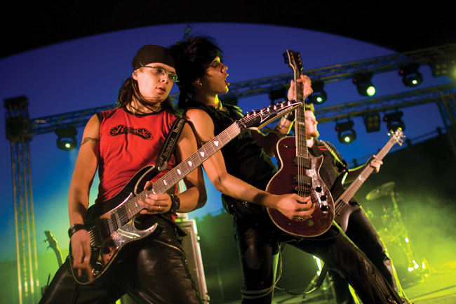 Olkapäät vastakkain
Sammy & Vivian
Avainsanat: Lovex Hamina Bastion rock Theon Vivian Sin'amor savu  Sammy Jason olkapäät vastakkain
