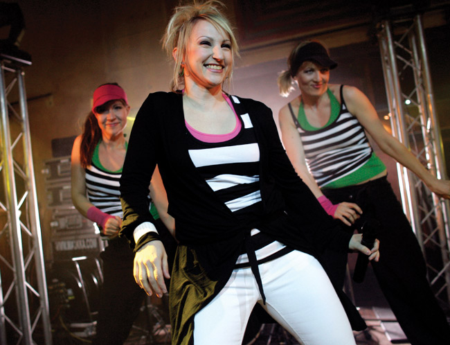 Mira, Laura ja Hanna
Mira ja tytöt vauhdissa, Amarillo, Kotka 2007.
Avainsanat: Mira tanssitytöt laura Hanna vauhdissa aerobic tanssia Lontoo Helsinki Amsterdam sistershood