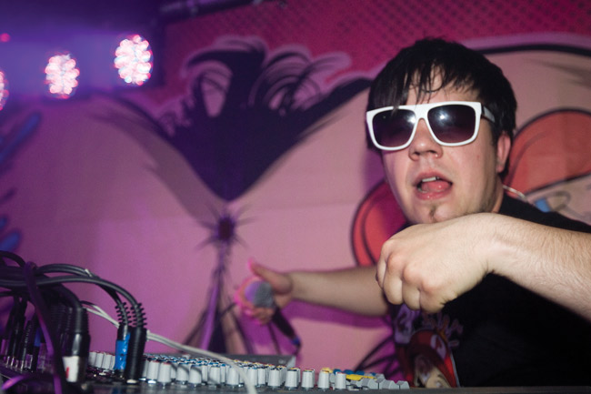 DJ, nappulat ja...
Nygårdin juttuja
Avainsanat: Peter Nygård DJ maailmankiertue Onnela Kotka
