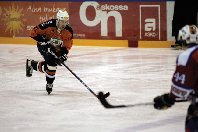 Hyökkäys
Näyttää uhkaavalta, mutta ei hätää, sillä Pietarinkadun Oilers ei ole ikinä hävinnyt ainuttakaan ottelua.
Avainsanat: Pietarinkadun oilers kotka jäähalli jääkiekko hyväntekeväisyys jääkiekkoilijat hyökkäys voittaa aina ei häviä