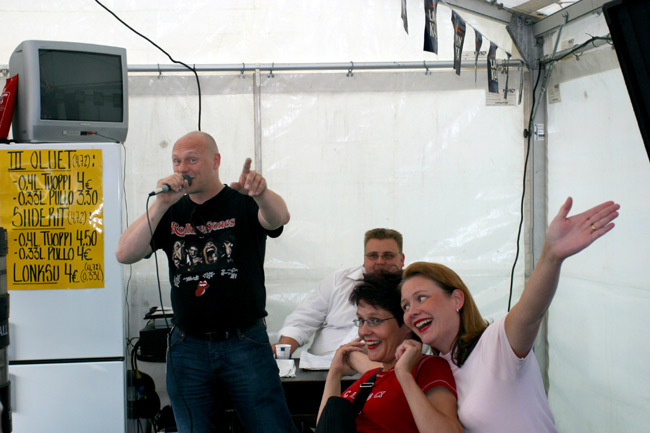 Poppikoneet soi - karaokea
Marko Ritola laulaa omaa biisiään karaokella varustetussa kaljateltassa, Meripäivät, Kotka 2005.
Avainsanat: Marko Ritola Sydänmaa Laitetaan poppikoneet soimaan karaoke tytöt yleisö kaljahinnasto tv