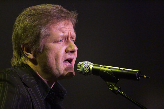 Pekka Ruuska 2006
Avainsanat: Pekka Ruuska levypomo kotimaisen tuotannon päällikkö gospel opettaja Rafaelin enkeli lähikuva mikrofoni