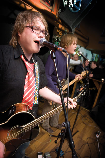 Snow Coloured Kid
Back Room, Kotka 2008.
Avainsanat: Snow Coloured Kid Back Room Kotka Ansso Konttinen Spiidi Matikainen duo