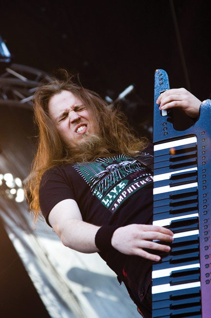 Soolon vääntö
Henrik Klingenberg ja piitsipiano, Tampere 2008.
Avainsanat: Sonata Arctica Sauna open air metal festival Tampere kosketinsoitinsoolo koskettimet Henrik Klingenberg piitsipiano