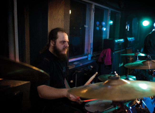 Drummer
Soultray, Devil's, Kotka 2007.
Avainsanat: Soultray rummut rumpali vakava partasuu pellit Drummer
Soultray, Devil's, Kotka 2007.
Avainsanat: Soultray rummut rumpali vakava partasuu pellit
