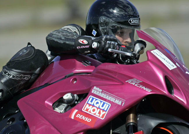 Musakuvat vauhdittaa
Musakuvat.com -kuvasivusto oli kotkalaisen ECR Racing -tallin sponsorina Motoparkissa 2006.
Avainsanat: Musakuvat ECR Racing sponsori sponsoroida Keijo Keke Pietilä Liqui Moly Kotkan Varaosakulma NewEx Denso Musakuvat vauhdittaa
Musakuvat.com -kuvasivusto oli kotkalaisen ECR Racing -tallin sponsorina Motoparkissa 2006.
Avainsanat: Musakuvat ECR Racing sponsori sponsoroida Keijo Keke Pietilä Liqui Moly Kotkan Varaosakulma NewEx Denso