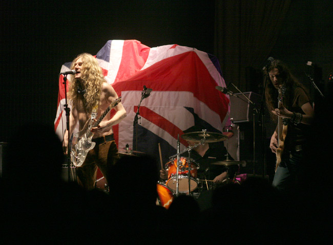 Crazy
Ian Paicen rummut odottavat lipun alla. Mika Järvinen Crazy World tekee taikojaan. Helsinki 2006.
Avainsanat: Mika Järvinen Crazy World Lauri Porra Timo Kämäräinen Anssi Nykänen Union Jack lämmittelybändi Crazy
Ian Paicen rummut odottavat lipun alla. Mika Järvinen Crazy World tekee taikojaan. Helsinki 2006.
Avainsanat: Mika Järvinen Crazy World Lauri Porra Timo Kämäräinen Anssi Nykänen Union Jack lämmittelybändi