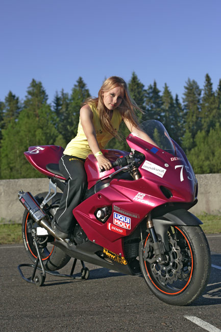 Kyytiä vailla?
Suzuki GSX-R 1000, noin 195 hv
Avainsanat: RR ECR Racing malli kokeilla istua tyypätä Suzuki GSX-R 1000 Motopark Virtasalmi Kyytiä vailla?
Suzuki GSX-R 1000, noin 195 hv
Avainsanat: RR ECR Racing malli kokeilla istua tyypätä Suzuki GSX-R 1000 Motopark Virtasalmi