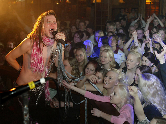 Jonne ja tytöt
Jonne Aaron on kysyttyä kamaa.
Avainsanat: Jonne Aaron tytöt naiset yleisö fanit palvoa koskettaa ilman paitaa huivi blondi blondit