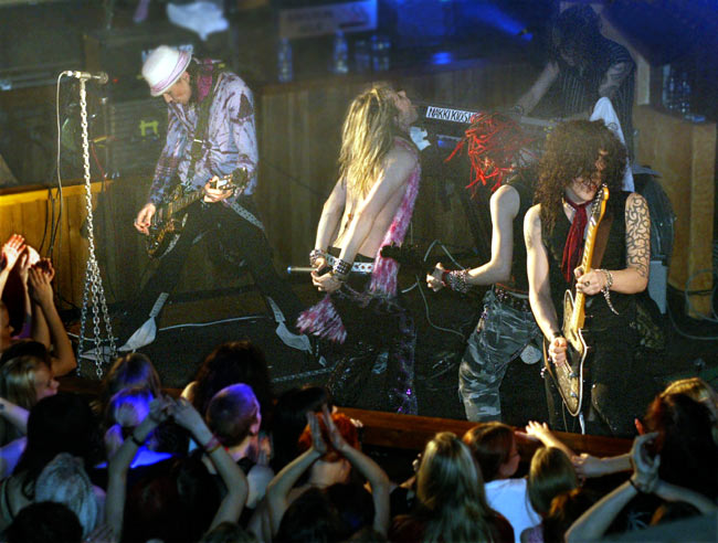 Loppuhuipennus
Negative 2004, Amarillo, Kotka.
Avainsanat: Negative Jonne Aaron Christus Larry Antti Snack Amarillo Kotka bändi encore revittää kova meno