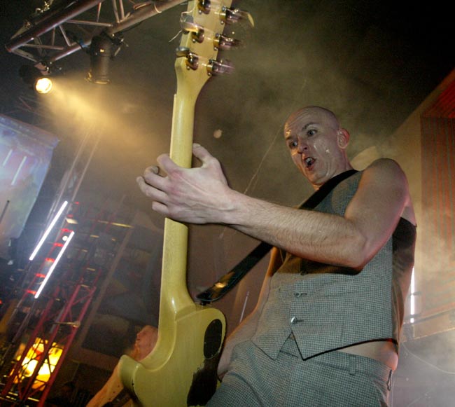 Samuli Putro revittää.
Zen CafÃ© Samuli Putro pitää showta yllä.
Avainsanat: Samuli Putro Zen CafÃ© kitara kitaristi revittää show