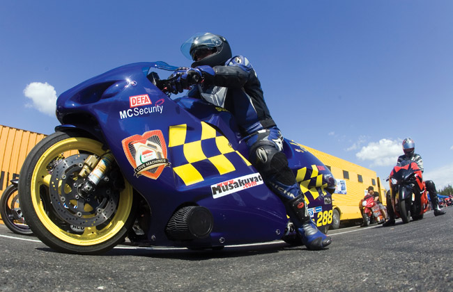 Alaviistosta
Super pro street bike
Avainsanat: Alastaro Drag Racing Musakuvat sponsorit ennen lähtöä kilpa-ajaja super pro street bike