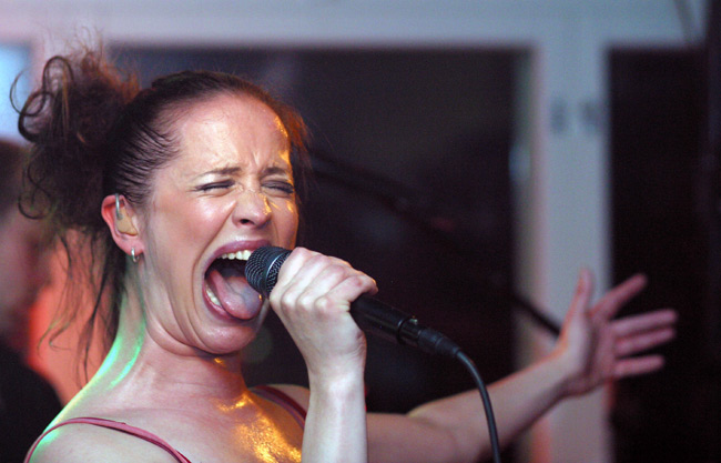 Ilme
Laulua kehiin ja ilmettä. Maija Vilkkumaa 2004, Meduusa, Kotka.
Avainsanat: Maija Vilkkumaa ilme kieli huutaa laulaa nuttura meduusa suu auki laulaja