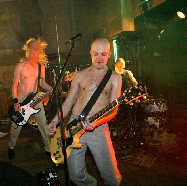 Zen Café
Encore ilman paitoja. Amarillo, Kotka 2005.
Avainsanat: Zen Café trio Samuli Putro ilman paitaa vedättää Zen Café
Encore ilman paitoja. Amarillo, Kotka 2005.
Avainsanat: Zen Café trio Samuli Putro ilman paitaa vedättää
