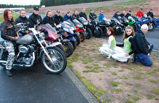 Street bike laumaposeeraus
Alastaro 2008
Avainsanat: Drag racing kiihdytysajo Alastaro Musakuvat sponsori sponsoroida mainos moottoripyörä tytöt Street bike laumaposeeraus
Alastaro 2008
Avainsanat: Drag racing kiihdytysajo Alastaro Musakuvat sponsori sponsoroida mainos moottoripyörä tytöt