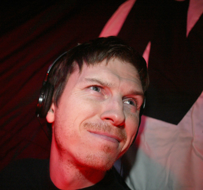 Rumpali
Jan mätkii komppia, M31 Pyhtäällä uusi vuosi 2004-2005.
Avainsanat: Jan rumpali komppi kuulokkeet m31