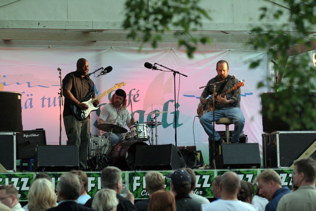 Hooters blues & Johnnie Marshall
Avainsanat: Hooters blues & Johnnie Marshall lavalla yleisö koivut kesä Segeli