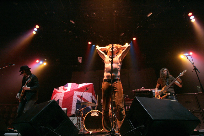 Mika Järvinen Crazy World
Deep Purple -lämmittelijä, Jäähalli, Helsinki 2006.
Avainsanat: Mika Järvinen Crazy World Lauri Porra Timo Kämäräinen Anssi Nykänen Union Jack lämmittelybändi