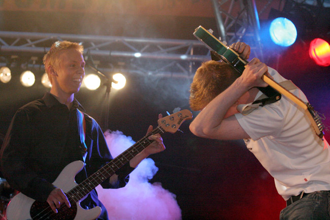 Soolo
Steve & Co -orkesterin pojat veti Tony Halmeen taustalla kunnon playback-shown. Sooloissa ja heilumissa ei säästelty.
Avainsanat: soolo niskan takana playback päkätä esiintyä Steve & Co Soolo
Steve & Co -orkesterin pojat veti Tony Halmeen taustalla kunnon playback-shown. Sooloissa ja heilumissa ei säästelty.
Avainsanat: soolo niskan takana playback päkätä esiintyä Steve & Co
