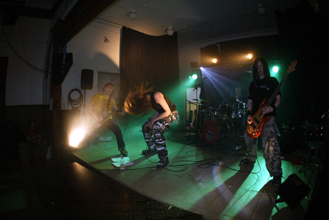 Rotten Faces
Rotten Faces, Kotkan nuorisokeskus 2005.
Juhana Lappalainen - kitara
Tuukka Sinisalo - laulu
Esa Tuokko - basso
Niklas Räsänen - rummut
Avainsanat: Rotten Faces lava kalansilmä ravistaa päätä Rotten Faces
Rotten Faces, Kotkan nuorisokeskus 2005.
Juhana Lappalainen - kitara
Tuukka Sinisalo - laulu
Esa Tuokko - basso
Niklas Räsänen - rummut
Avainsanat: Rotten Faces lava kalansilmä ravistaa päätä