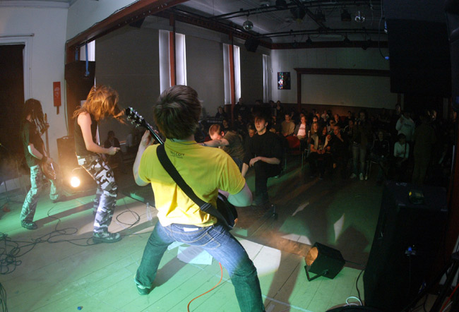Rotten Faces ja yleisö
Rotten Faces, Kotkan nuorisokeskus 2005
Avainsanat: Rotten Faces yleisö mosh Rotten Faces ja yleisö
Rotten Faces, Kotkan nuorisokeskus 2005
Avainsanat: Rotten Faces yleisö mosh