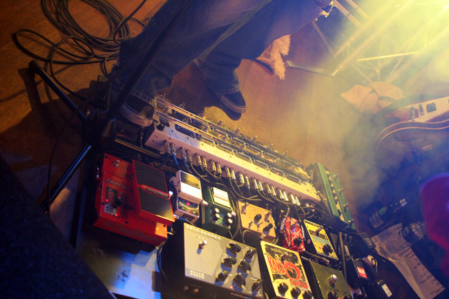 Pedaalit
"Sinä poljet, minä ohjaan"
Mikko Kososen jalkatyömaa 2005.
Avainsanat: pedaali poljin efektit särkijä jalat Mikko Kosonen