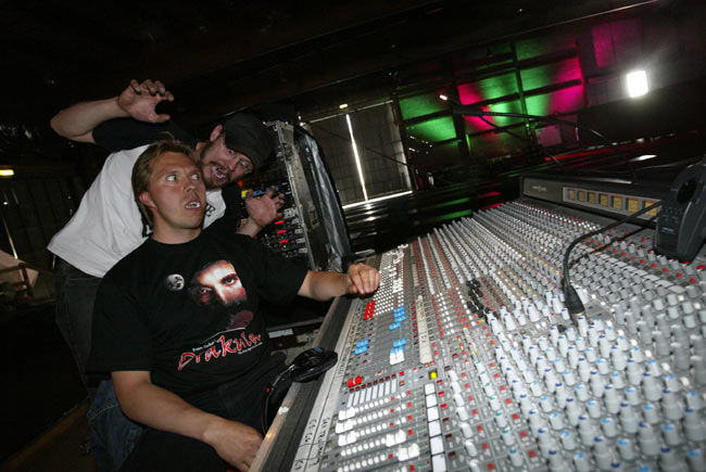 Pelottavat puukorvat
AK-soundin vakavamieliset miksaajat
Avainsanat: miksaaja torahampaa poseerata pelottava miksauspöytä