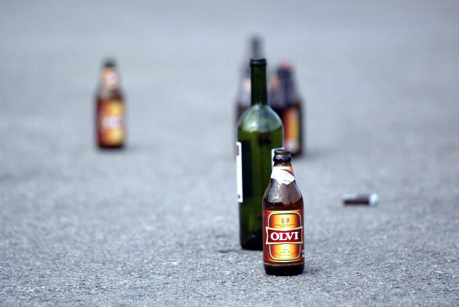 Putelit
Tapahtumapaikkojen ulkopuolellakin on usein elämää...
Avainsanat: pullot roskat ulkona olut viini Olvi asfaltti