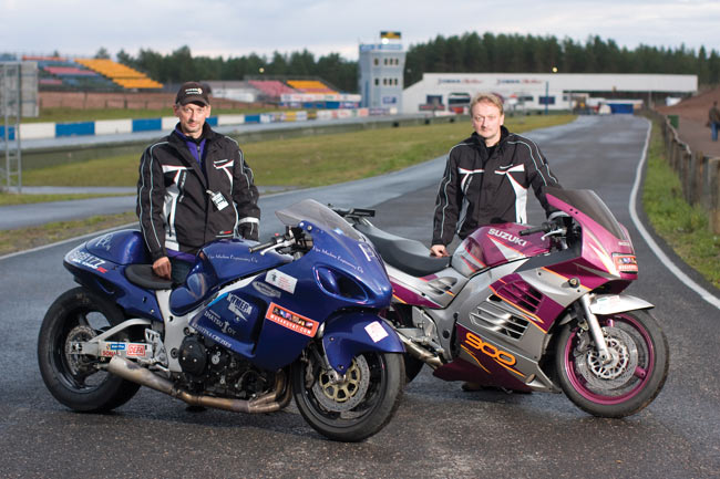 Kuskit, koneet ja mesta
Avainsanat: Drag racing kiihdytysajo Alastaro Musakuvat sponsori sponsoroida mainos moottoripyörä rata torni poseerata Kuskit, koneet ja mesta
Avainsanat: Drag racing kiihdytysajo Alastaro Musakuvat sponsori sponsoroida mainos moottoripyörä rata torni poseerata