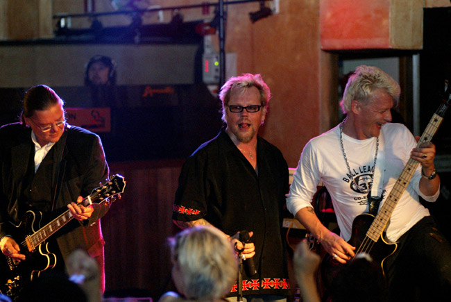 Nipa näyttää kieltä
Dingo
Avainsanat: Dingo Hombre Neumann Nipa Eve kolmikko