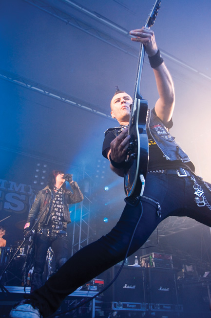 Ylöspäin
Timo-Timo nostaa kitaraa
Avainsanat: The 69 eyes Tammerfest Tampere glam rock Timo-Timo kitara ylös sähkökitara esiintyä show