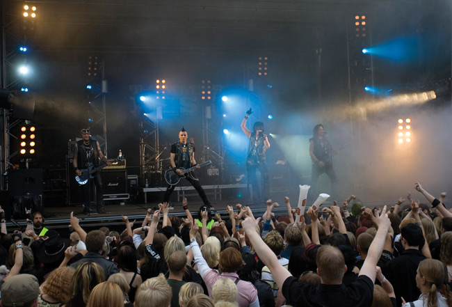 The 69 eyes 2007
Tammerfest-keikka, Tampere, Finland 2007.
Avainsanat: The 69 eyes Tammerfest Tampere glam rock yleisö kädet lava Jussi69 Jyrki 69 Timo-Timo Archzie Bazie