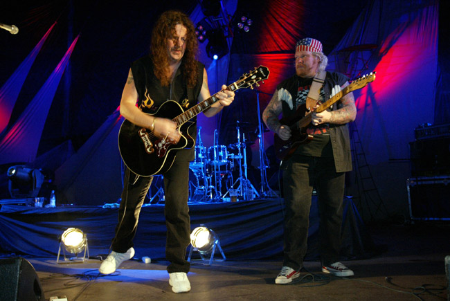 Akustista rokkia tennareissa
Horsetraderz, Länsivarasto, Kotka 2005.
Avainsanat: Horsetraderz Mike Estes USA Pontus J Back duo tennarit akustinen lava