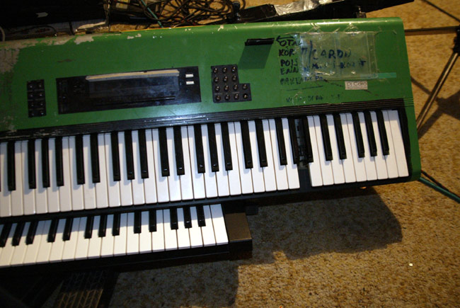 A puuttuu
Syntikat pinossa törmäilijän jäljilta. Koskettimista puuttu yksi A.
Avainsanat: koskettimet syntkat suntetisaattori kosketin puuttuu pinossa rikki vihreä A