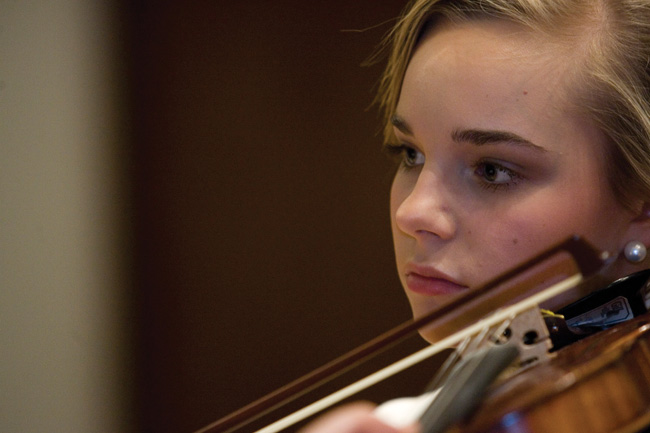 Lähikuva
Avainsanat: Kotkan Nuoret Jouset viulisti viulistit kaunis tyttö tarkkaavainen tarkkaa työtä viulu jousi