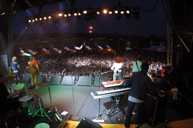 Meitä on monta
Menneisyyden Vangit ja meripäiväyleisö lavalta katsottuna.
Avainsanat: Menneisyyden Vangit lava koskettimet meripäivät areena stage valot yleisömeri