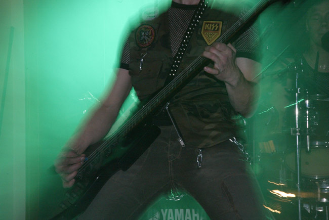 Basso
Domination Blackin L Eerola tykittää heviä bassolla 2004, Nuorisokeskus, Kotka.
Avainsanat: basso basisti Domination Black L Eerola Kiss vihreä liike