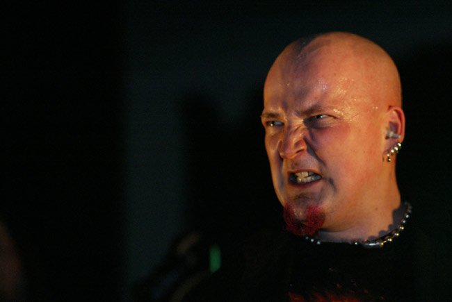 The Sentinel irvistelee yleisölle
Domination Blackin solisti irvistelee Nuorisotalon sankalle yleisöjoukolle 2004, Kotka.
Avainsanat: The Sentinel Riiconen laulaja irvistää kalju parta punainen lävistys hiki ruma ilkeä