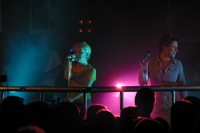 Nylon Beatin jäähyväiset
Nylon Beat jäähyväiskiertueella 2003 joulukuussa, Livinstone, Kotka.
Avainsanat: Nylon Beat naikkarit Jonna Erin jäähyväiset duo laulajattaret kaide värivalo