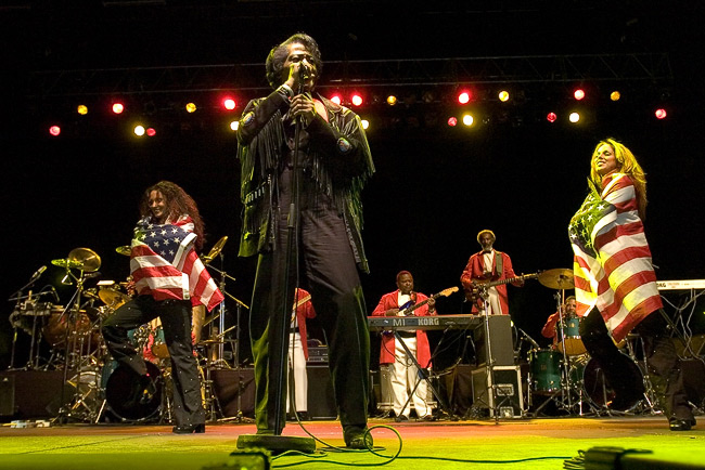James Brown
LänsiAuto Areena 1.11.2006
Avainsanat: James Brown Soul Brother Number One Goodfather Of Hardest Working Man In Showbiz Black Musta Funk R&B Legenda Legend jäähyväiskeikka James Brown
LänsiAuto Areena 1.11.2006
Avainsanat: James Brown Soul Brother Number One Goodfather Of Hardest Working Man In Showbiz Black Musta Funk R&B Legenda Legend jäähyväiskeikka